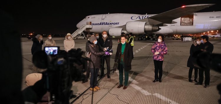 Prvi teretni avion finansiran od EU, koji prevozi hitnu medicinsku opremu za Srbiju, sleteo na aerodrom “Nikola Tesla”
