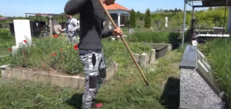 Mladi volonteri čiste romsko groblje u Nišu