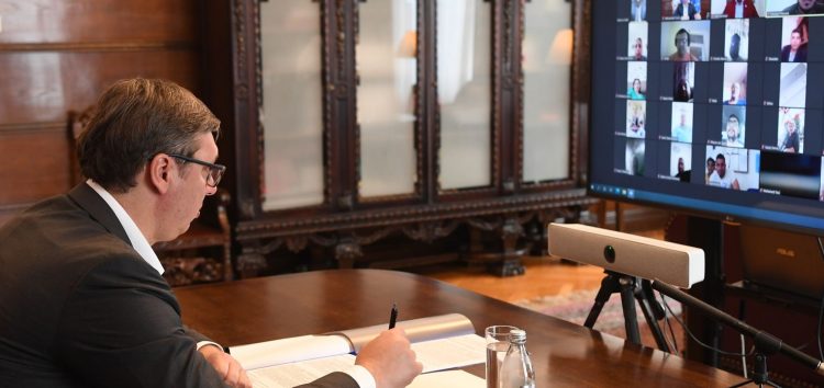 Vlada Srbije da obezbedi veći broj pripadnika nacionalnih manjina da uđe u državnu administraciju, rekao je predsednik Vučić.