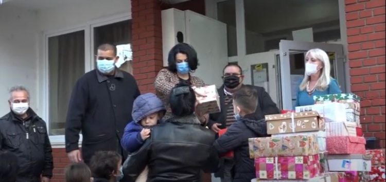 Podeljeni novogodišnji paketići deci iz socijalno ugroženih porodica